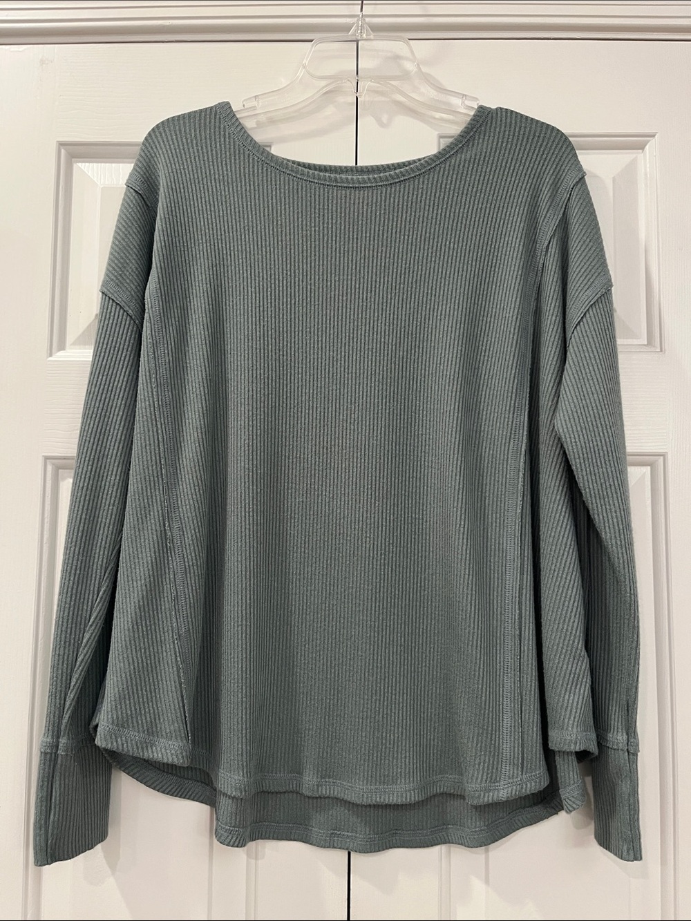 Knox Rose Long-Sleeve Ribbed Top in Sage Green size L